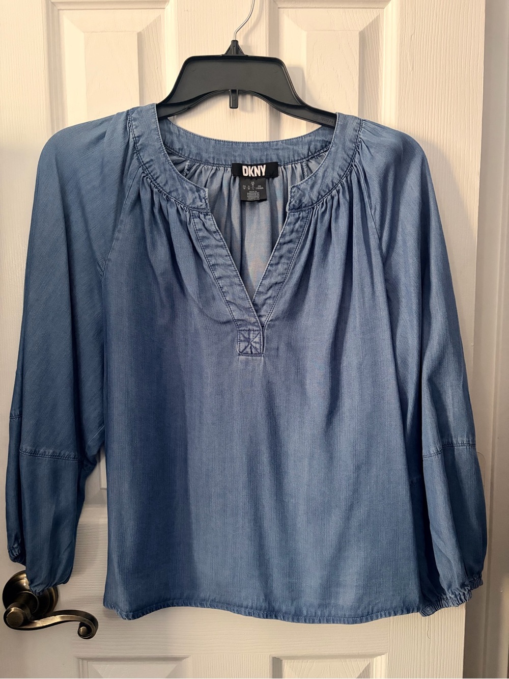 DKNY Light Blue Chambray V‑Neck Peasant Top size M